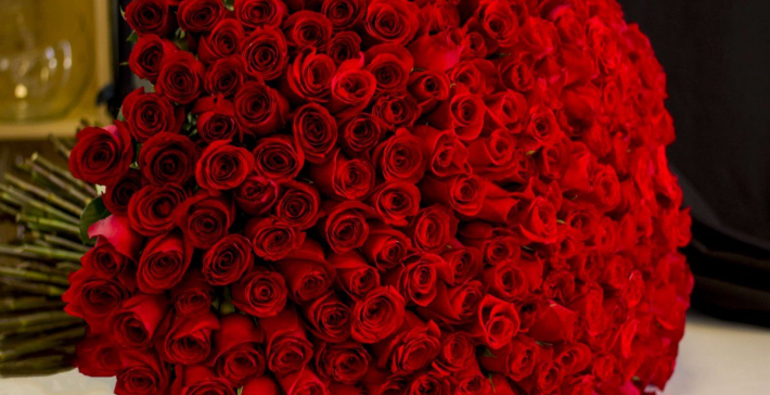 From 100 to 1,000 Roses: How Large Bouquets Create Unforgettable Moments"