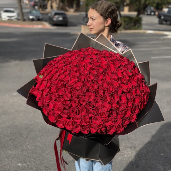 200 Premium Long Stem Red Roses – Black Wrap