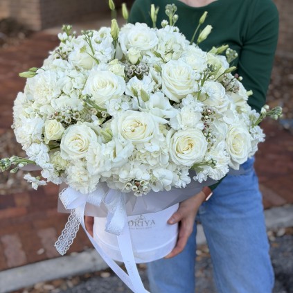 Luna White Hat Box FloriyaFlowes