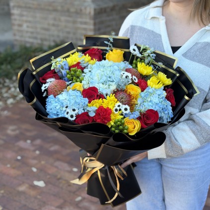 Luxury Mixed Bouquet – Black Wrap FloriyaFlowes