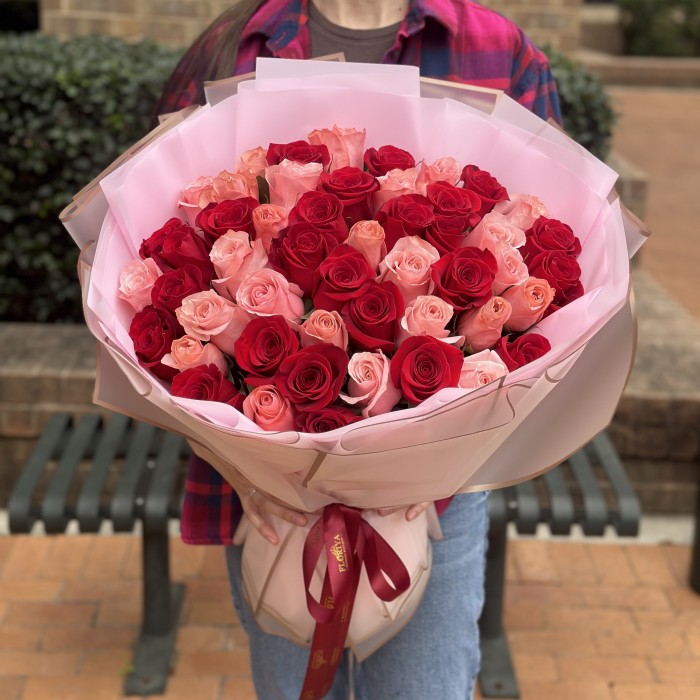 Be Sweet: 50 Red and Pink Roses