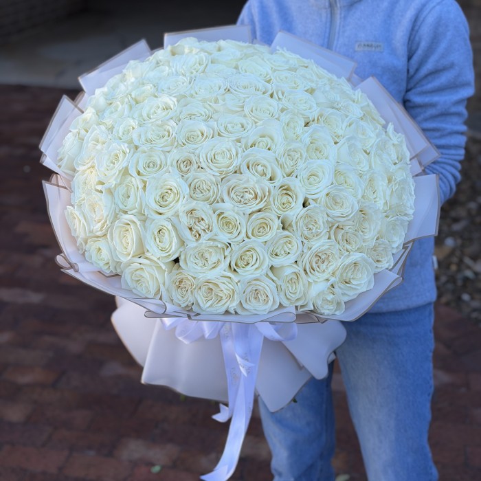 Bouquet 100 Premium Long Stem White Roses 