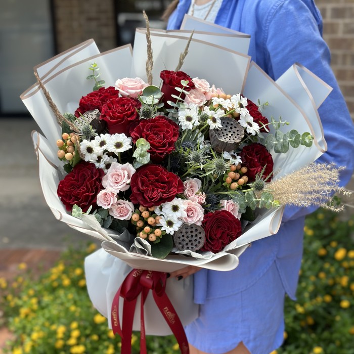 Flower Bouquet "Scarlet Romance"