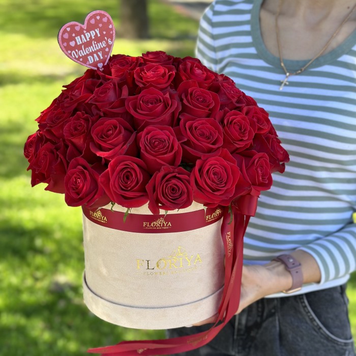 Flowers in a box Roses "Red velvet"