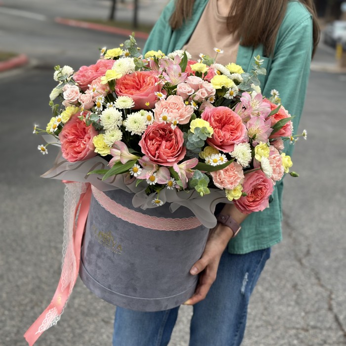 Premium flowers in a box " Royal "