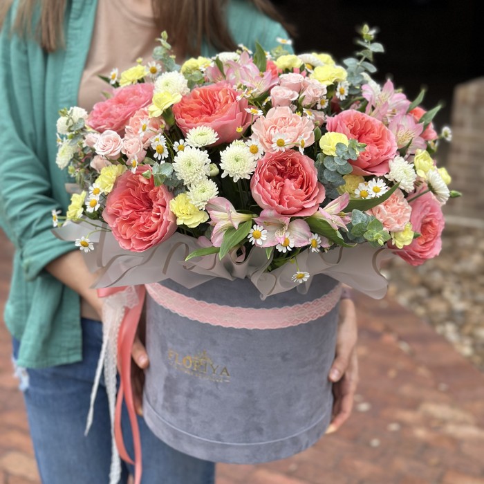 Premium flowers in a box " Royal "