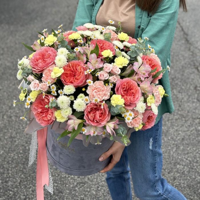 Premium flowers in a box " Royal "