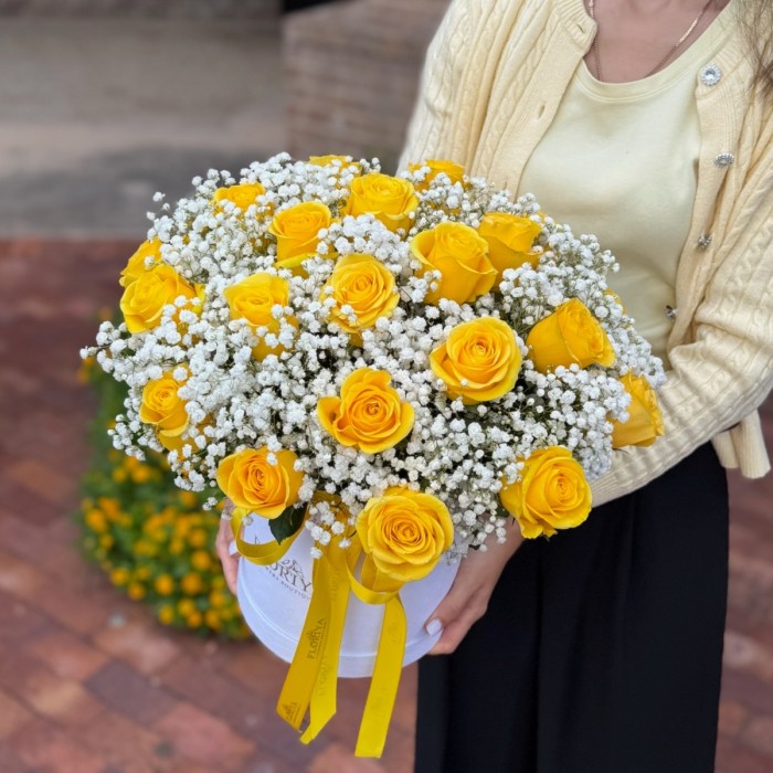 Oro Blanco yellow rose and gypsophila hat box arrangement