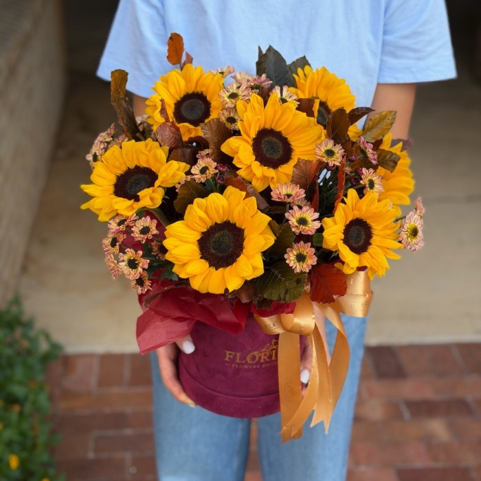 Sol de Otoño sunflower and fall chrysanthemum hat box arrangement
