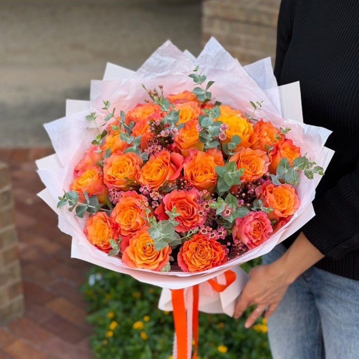 Otoño Dorado Free Spirit rose bouquet with eucalyptus and wax flowers
