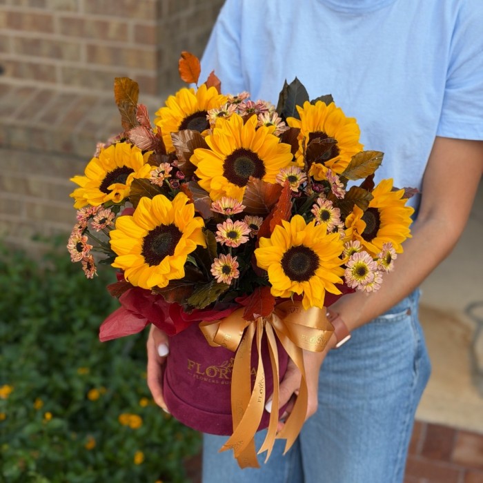 Sol de Otoño sunflower and fall chrysanthemum hat box arrangement
