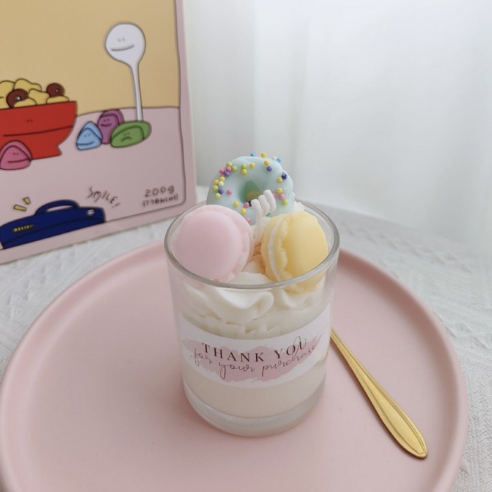 Macaron Bliss – Pastel Dessert Candle